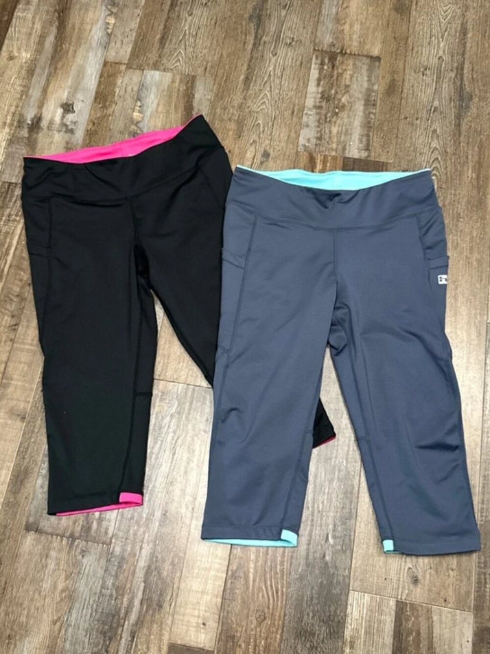 Lot of 2 Hind Capri Cropped Leggings with Pockets - Size M
